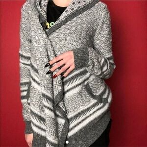 Thick warm patterned cardigan 🤍🖤​​​​​​​​​​​​​​​​​​​​​​​​​